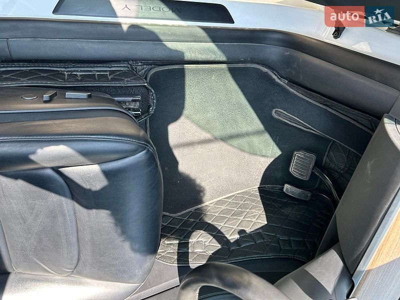 Позашляховик / Кросовер Tesla Model Y 2021 в Чернівцях