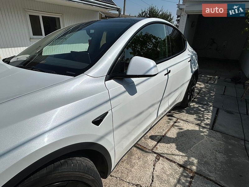 Позашляховик / Кросовер Tesla Model Y 2021 в Чернівцях
