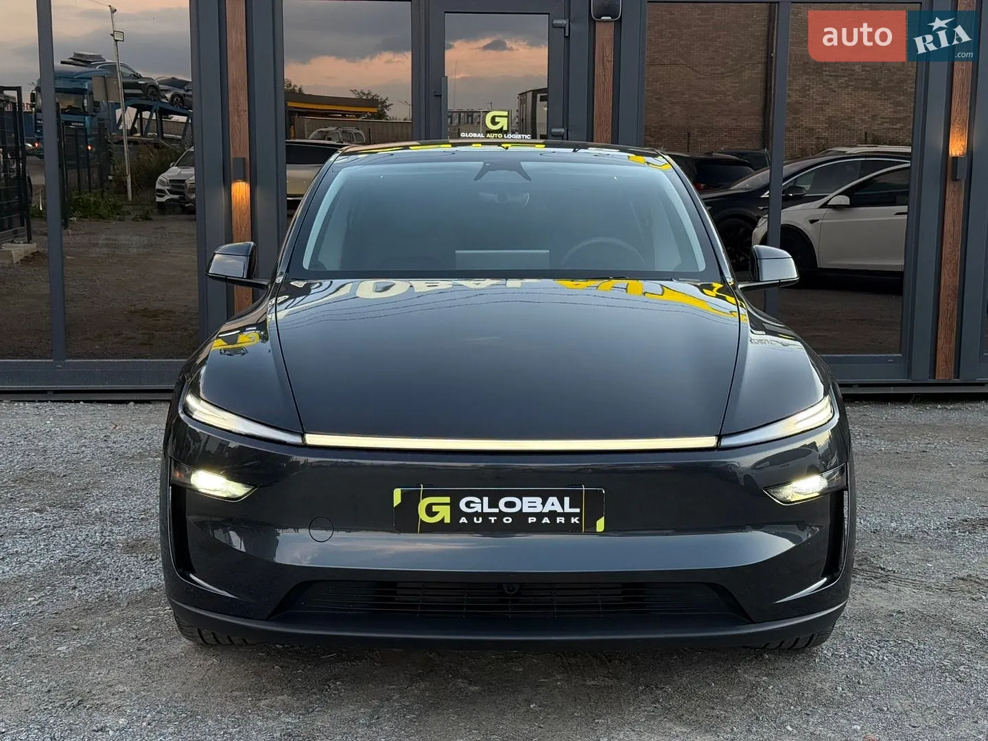 2025 Tesla Model Y - мініатюра 3