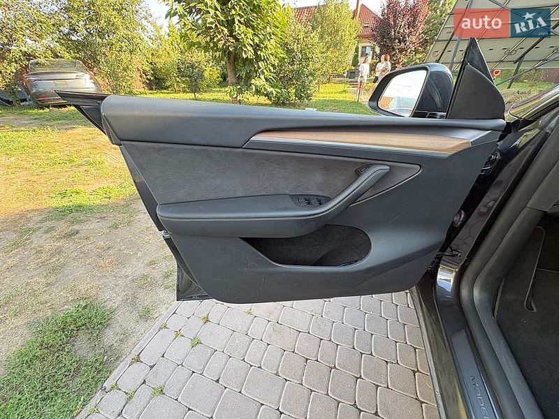 Внедорожник / Кроссовер Tesla Model Y 2024 в Новояворовске