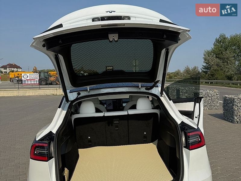 Позашляховик / Кросовер Tesla Model Y 2021 в Чернівцях