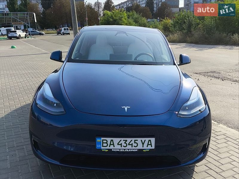 Tesla Model Y 2024