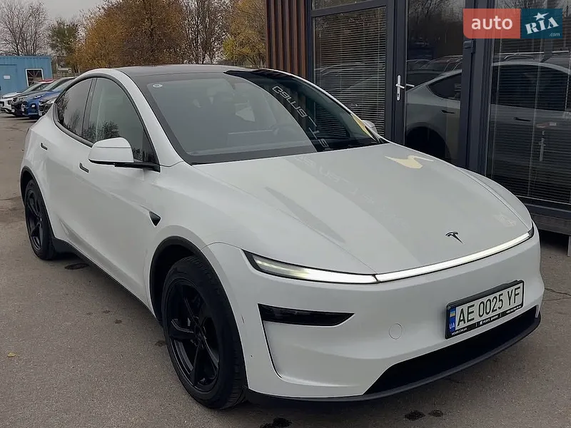 Tesla Model Y 2025