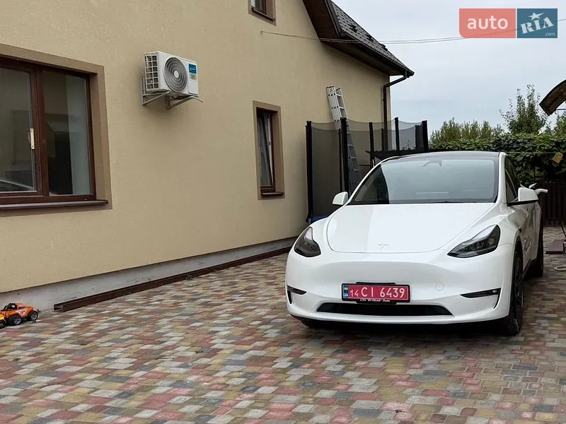 Tesla Model Y 2025