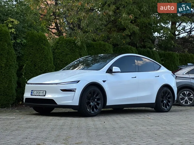 Tesla Model Y 2025