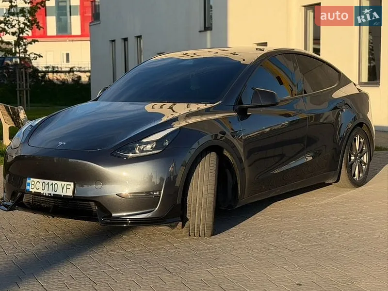 Tesla Model Y 2024