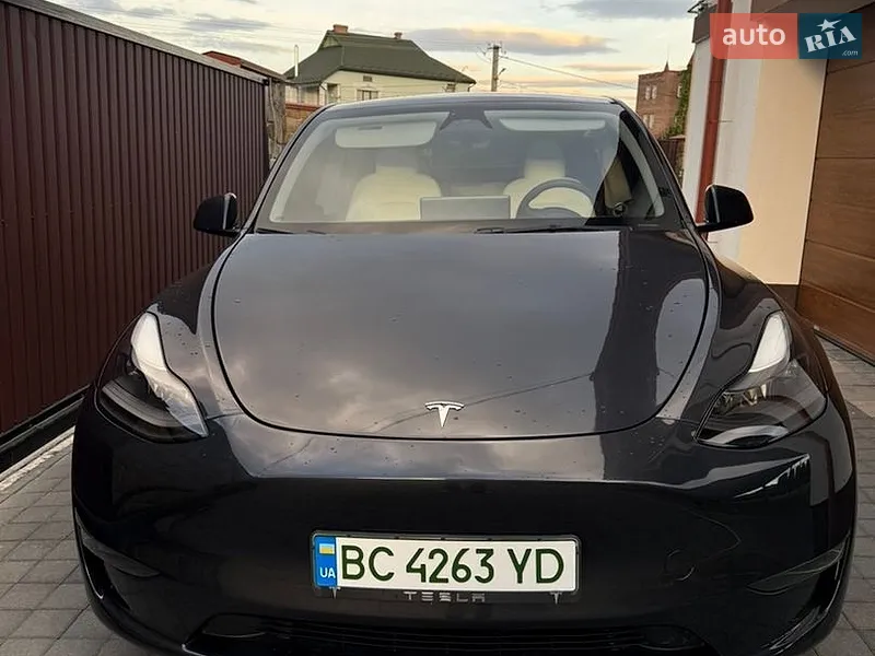Tesla Model Y 2024