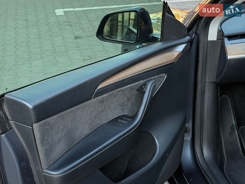 Внедорожник / Кроссовер Tesla Model Y 2023 в Ровно
