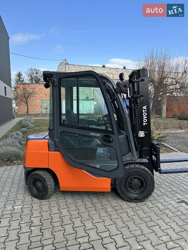 Вилочний навантажувач Toyota 02-2FG25 2011 в Луцьку