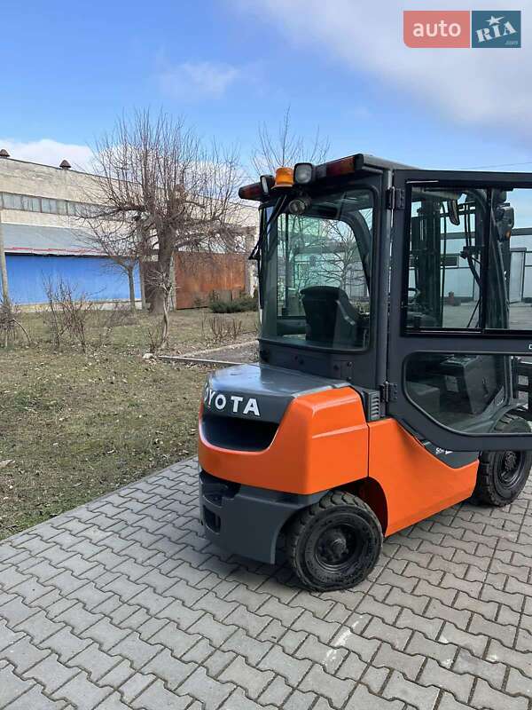 Вилочний навантажувач Toyota 02-2FG25 2011 в Луцьку