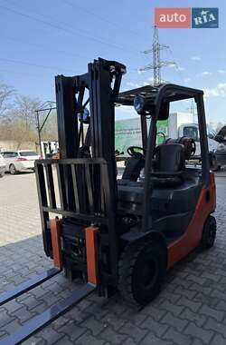 Вилочный погрузчик Toyota 02-5FD15 2008 в 