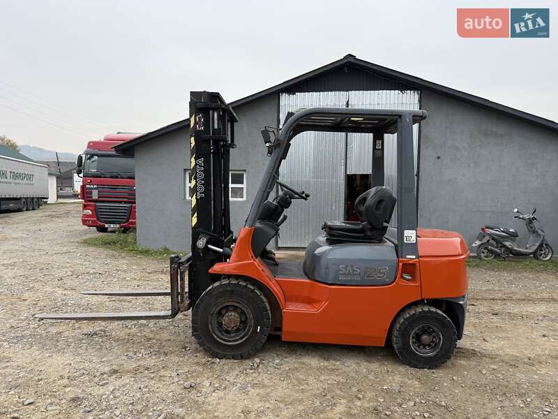 Вилочний навантажувач Toyota 02-7FDF25 2004 в Тячеві