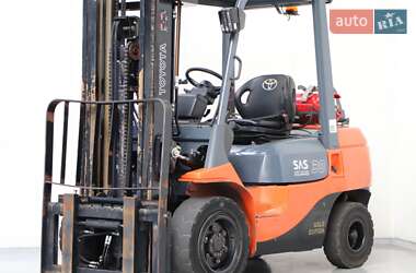 Вилочный погрузчик Toyota 02-7FGF30 2006 в Киеве