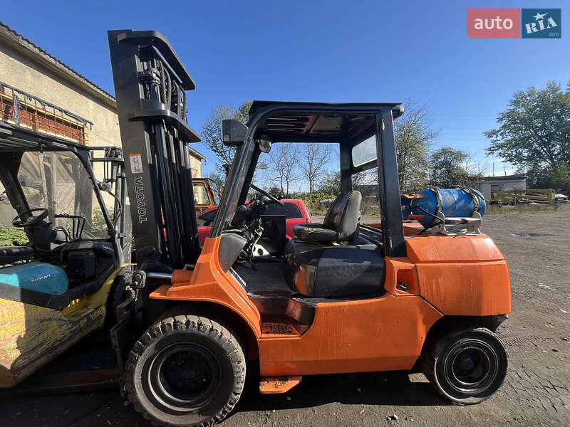 Вилочный погрузчик Toyota 02-7FGK40 2001 в Тячеве фото 3 Вилочный погрузчик Toyota 02-7FGK40 2001 в Тячеве