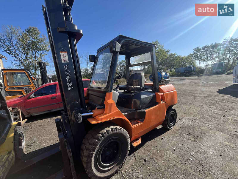 Вилочный погрузчик Toyota 02-7FGK40 2001 в 