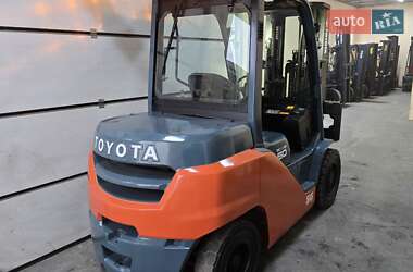 Вилочный погрузчик Toyota 02-8FDF 2017 в 