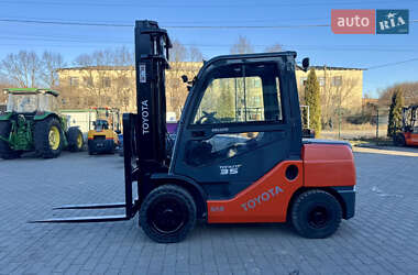 Вилочный погрузчик Toyota 02-8FDJF35 2015 в Радомышле