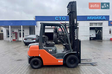 Вилочный погрузчик Toyota 02-8FG25 2015 в 