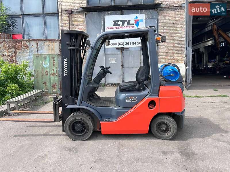 Вилочний навантажувач Toyota 02-8FG25 2010 в Києві