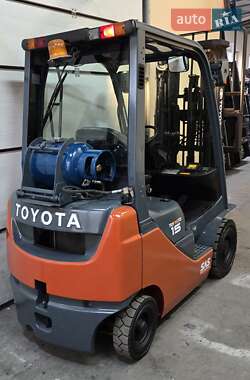 Вилочный погрузчик Toyota 02-8FGF15 2019 в 