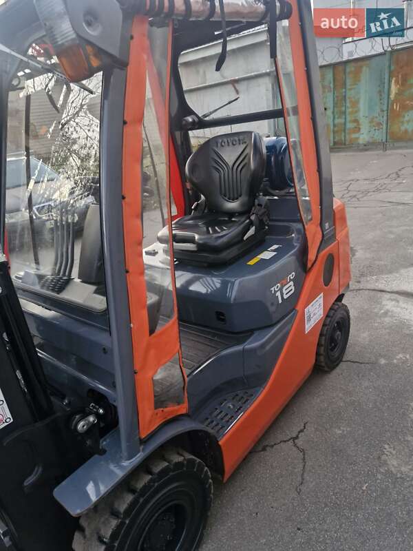 Вилочный погрузчик Toyota 02-8FGF18 2017 в Киеве