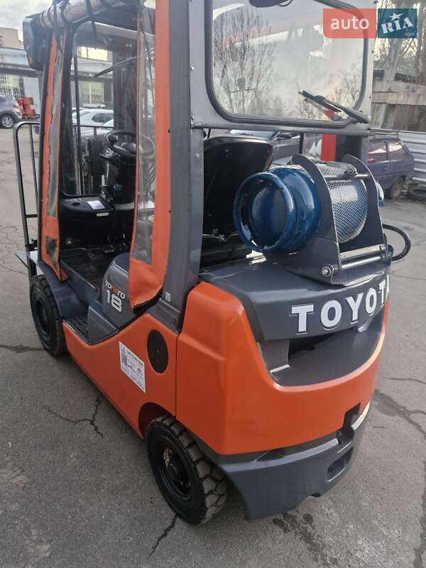 Вилочный погрузчик Toyota 02-8FGF18 2017 в Киеве