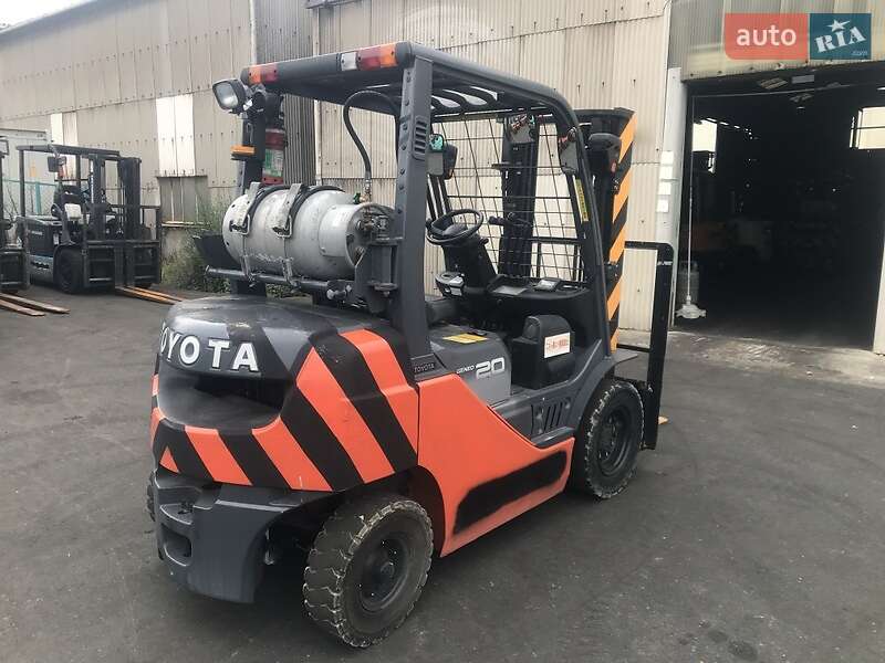 Вилочный погрузчик Toyota 02-8FGF20 2012 в Киеве