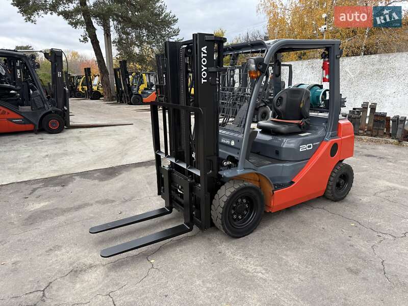 Вилочный погрузчик Toyota 02-8FGF20 2012 в Киеве