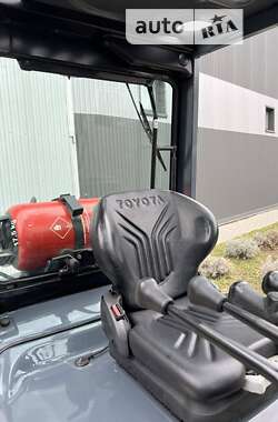 Вилочный погрузчик Toyota 02-8FGF25 2013 в Луцке