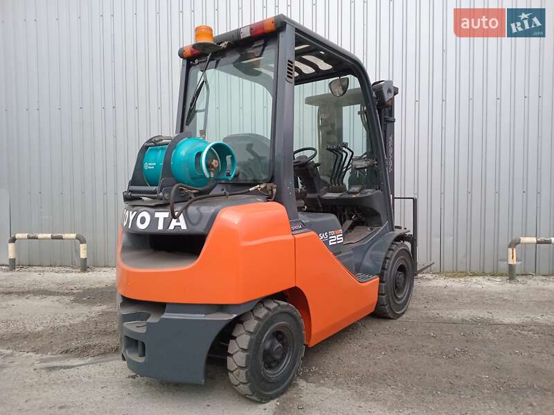 Вилочный погрузчик Toyota 02-8FGF25 2013 в Киеве