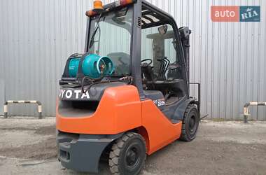 Вилочный погрузчик Toyota 02-8FGF25 2013 в 