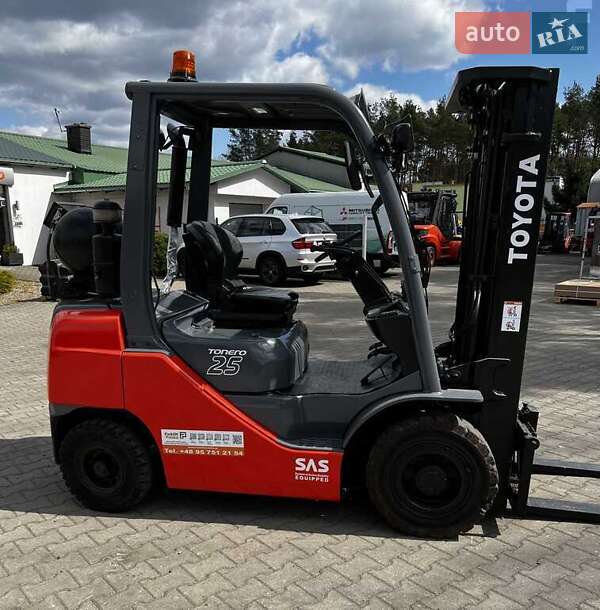 Вилочный погрузчик Toyota 02-8FGF25 2017 в Киеве