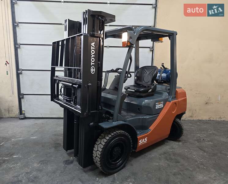 Вилочний навантажувач Toyota 02-8FGF25 2015 в Києві