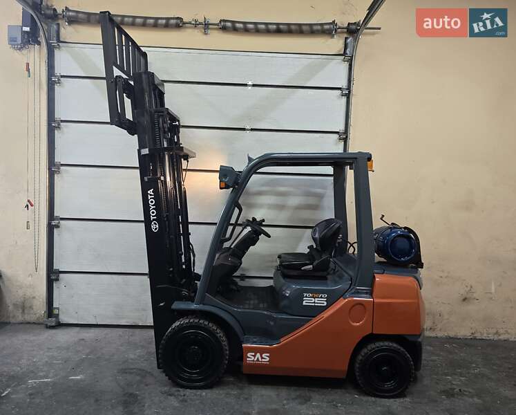 Вилочний навантажувач Toyota 02-8FGF25 2015 в Києві
