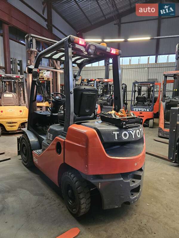 Вилочный погрузчик Toyota 02-8FGF25 2014 в Киеве