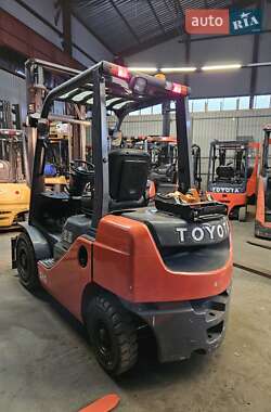 Вилочный погрузчик Toyota 02-8FGF25 2014 в 