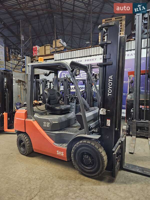 Вилочный погрузчик Toyota 02-8FGF25 2014 в Киеве