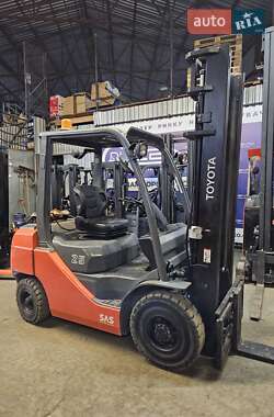 Вилочный погрузчик Toyota 02-8FGF25 2014 в 