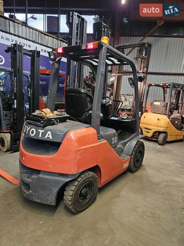 Вилочный погрузчик Toyota 02-8FGF25 2014 в Киеве