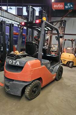 Вилочный погрузчик Toyota 02-8FGF25 2014 в 