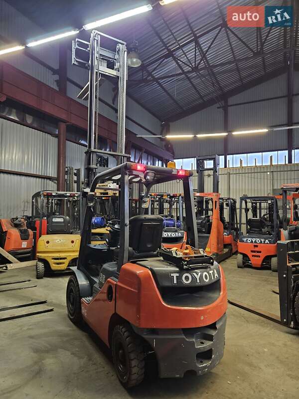 Вилочный погрузчик Toyota 02-8FGF25 2014 в Киеве