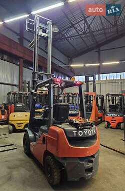 Вилочный погрузчик Toyota 02-8FGF25 2014 в 