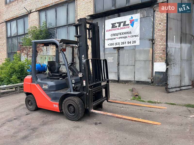Вилочный погрузчик Toyota 02-8FGF25 2019 в Киеве
