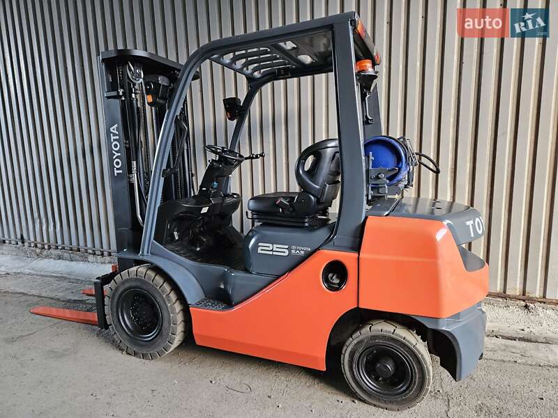 Вилочный погрузчик Toyota 02-8FGF25 2018 в Киеве