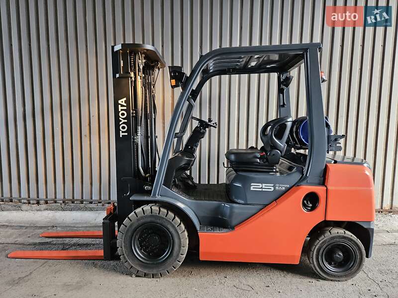 Вилочный погрузчик Toyota 02-8FGF25 2018 в Киеве