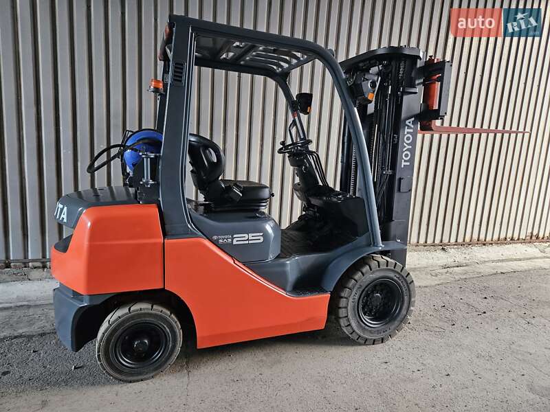 Вилочный погрузчик Toyota 02-8FGF25 2018 в Киеве