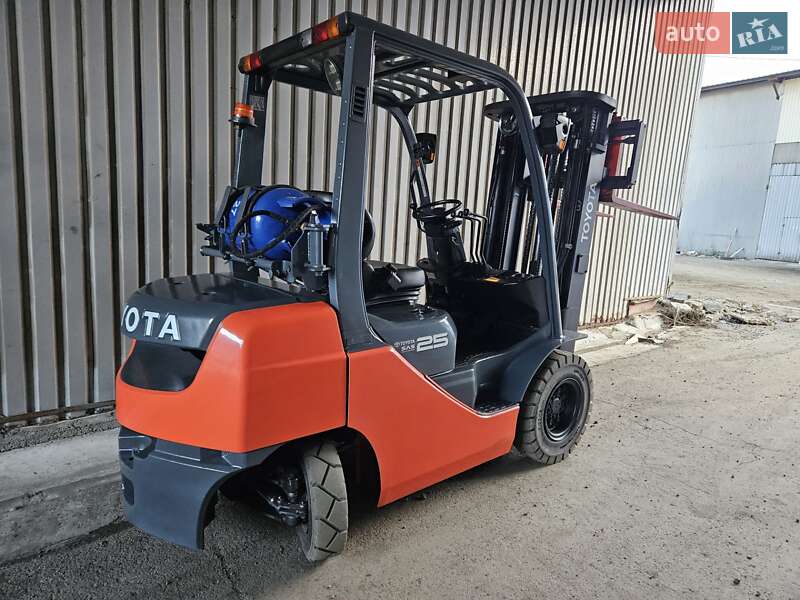 Вилочный погрузчик Toyota 02-8FGF25 2018 в Киеве