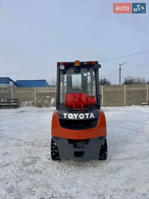 Вилочный погрузчик Toyota 02-8FGF25 2015 в Радомышле