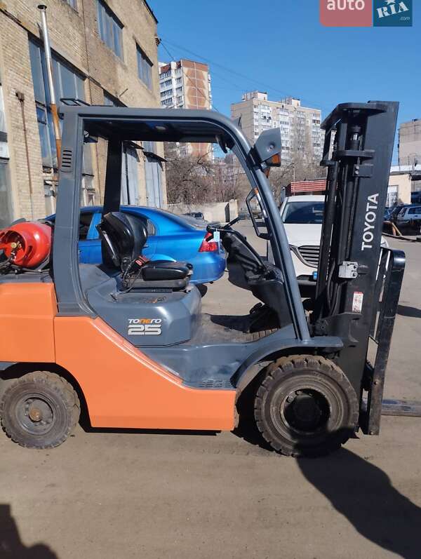 Вилочный погрузчик Toyota 02-8FGF25 2018 в Киеве