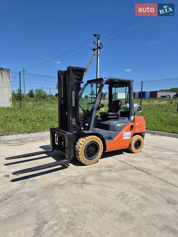 Вилочный погрузчик Toyota 02-8FGF30 2008 в Пустомытах